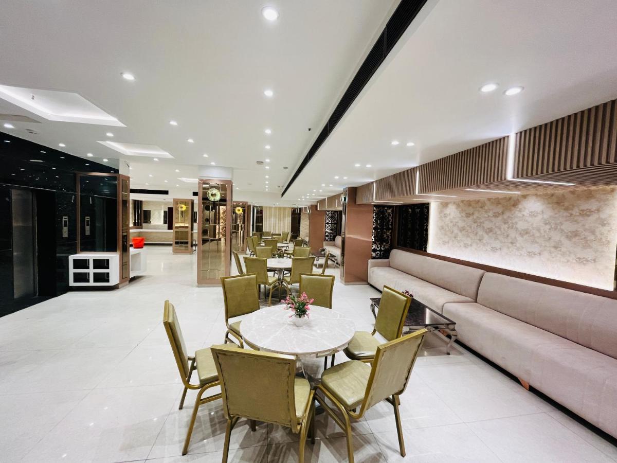 Hotel At Residency Kaushambi Couple Friendly Ghaziabad Extérieur photo