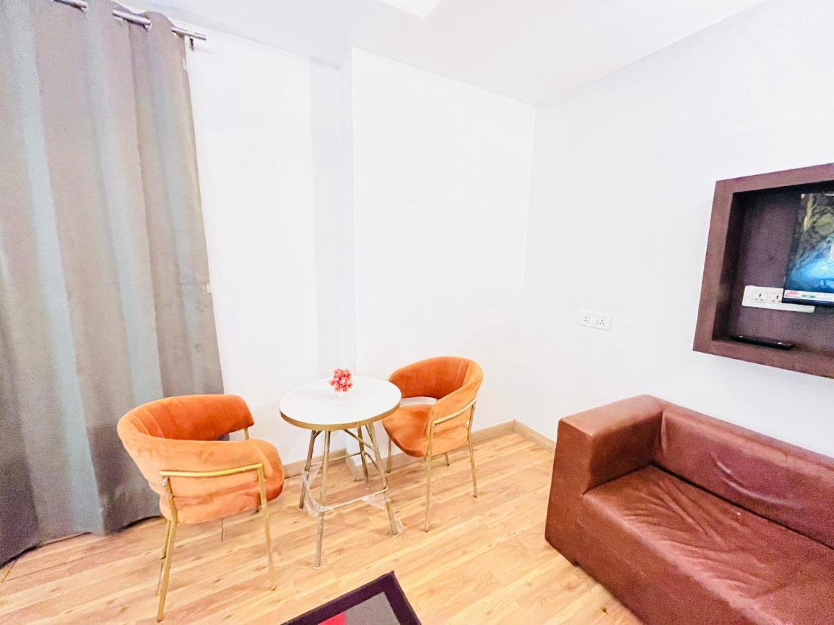Hotel At Residency Kaushambi Couple Friendly Ghaziabad Extérieur photo